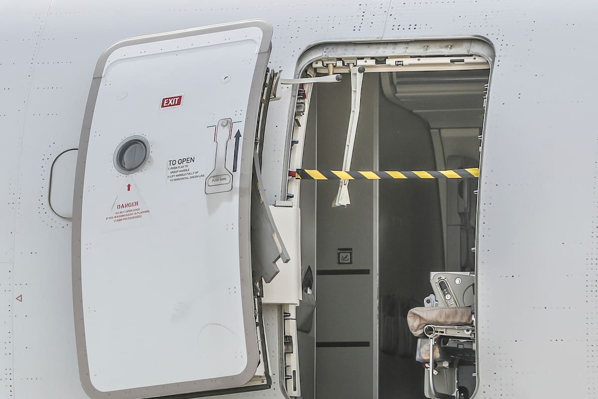 La puerta de emergencia de un avión de Asiana Airlines en el Aeropuerto Internacional de Daegu, el viernes 26 de mayo de 2023, en Daegu, Corea del Sur. (Yun Kwan-shick/Yonhap via AP)