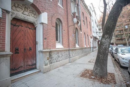 La puerta de entrada al edificio es de madera maciza original.