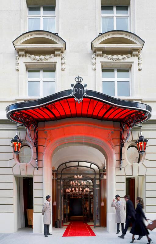 La puerta de entrada de Le Royal Monceau y su inconfundible toldo color rubí