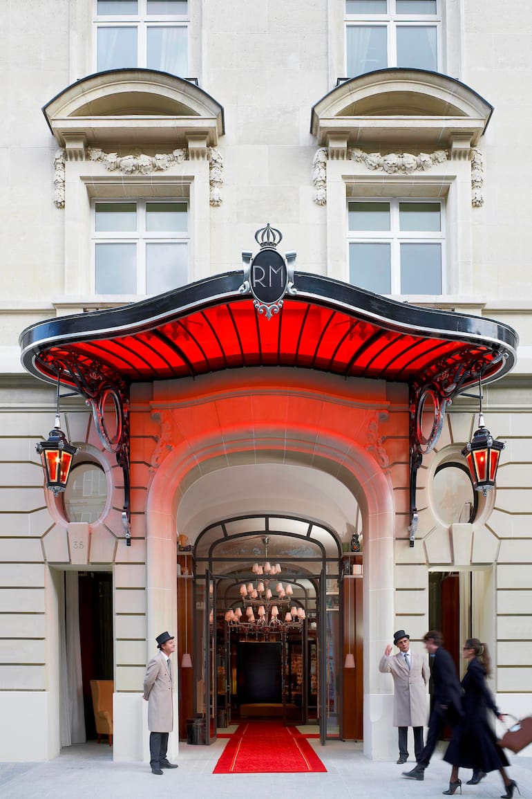 La puerta de entrada de Le Royal Monceau y su inconfundible toldo color rubí