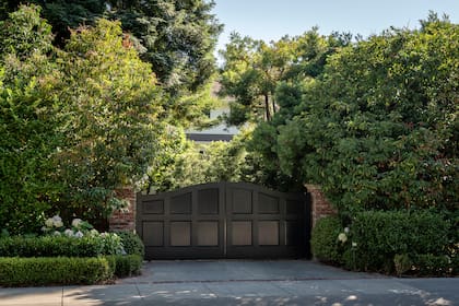 La puerta de entrada de una de las casas de Mark Zuckerberg