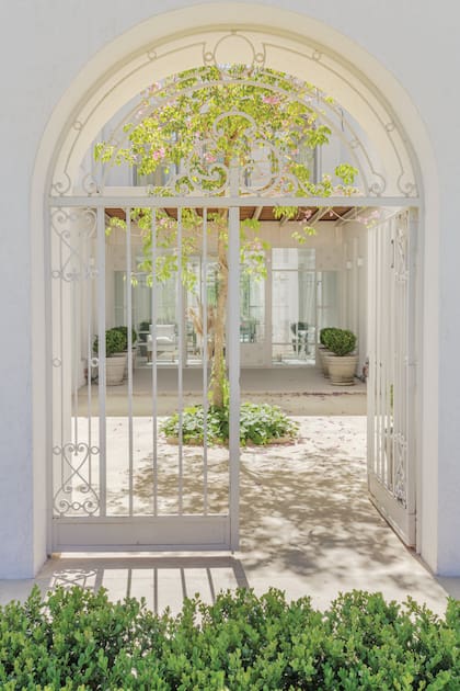 La puerta de hierro revela lo que viene: las divisiones se suceden, pero siempre permiten ver más allá en esta casa pensada para una pareja por el estudio Gernaert-Willmar.