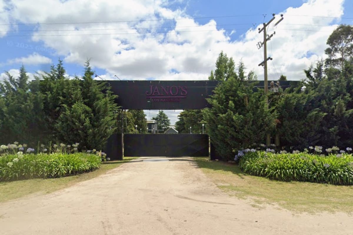 La puerta de ingreso de Janos Los Naranjos, el salón de eventos que sufrió el millonario robo