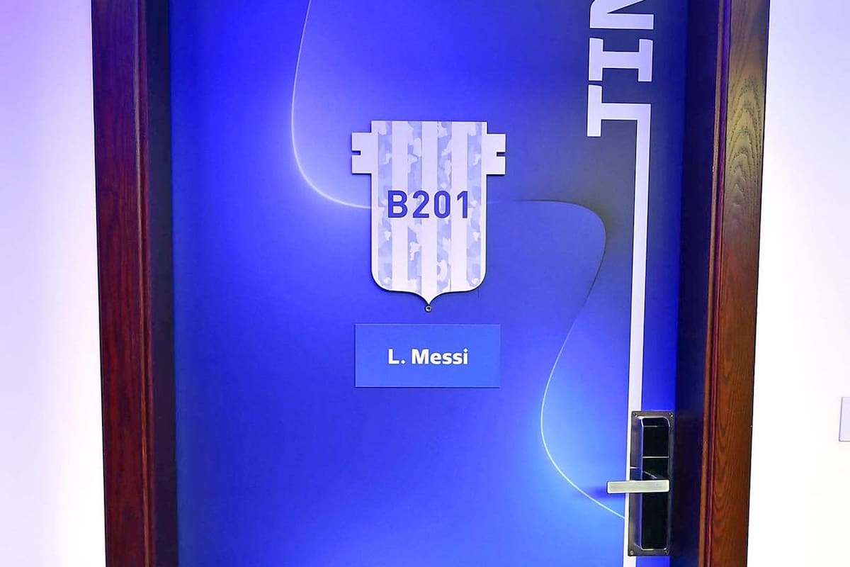 La puerta de la habitación donde dormía Lionel Messi en Qatar