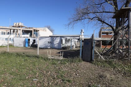 La puerta de madera apenas identificada con el número 176 da acceso al pequeño patio de la Escuela Secundaria N°176 y a los módulos donde cursan los alumnos de los años superiores