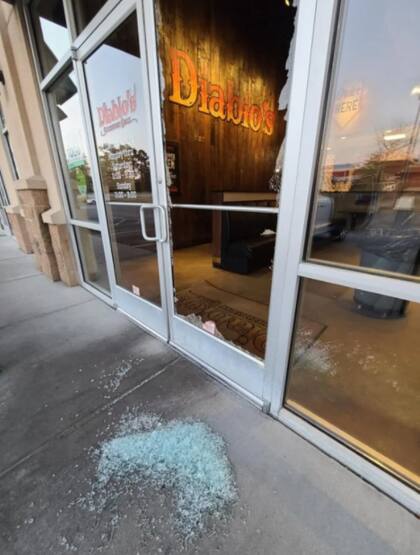 La puerta de vidrio quedó destruida. Fuente: Facebook