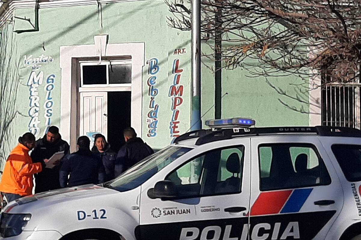 La puerta del almacén por la que ingresó el ladrón en Media Agua (Foto: Facebook Sarmiento Al Día)