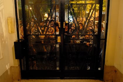 La puerta del departamento de Charly García, en Coronel Díaz y Santa Fe, el 23 de octubre de 2006. Como todos los años, sus fans esperan para saludarlo