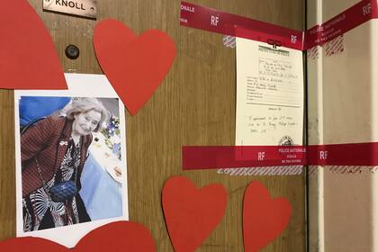 La puerta del departamento de Knoll, donde fue asesinado el viernes pasado, quedó sellada por la policía