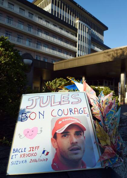 La puerta del hospital donde Bianchi lucha por su vida