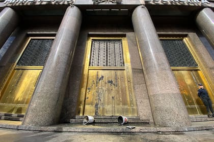 La puerta del Ministerio de Economía, llena de desechos arrojados durante una protesta por el cierre de un fondo fiduciario.
