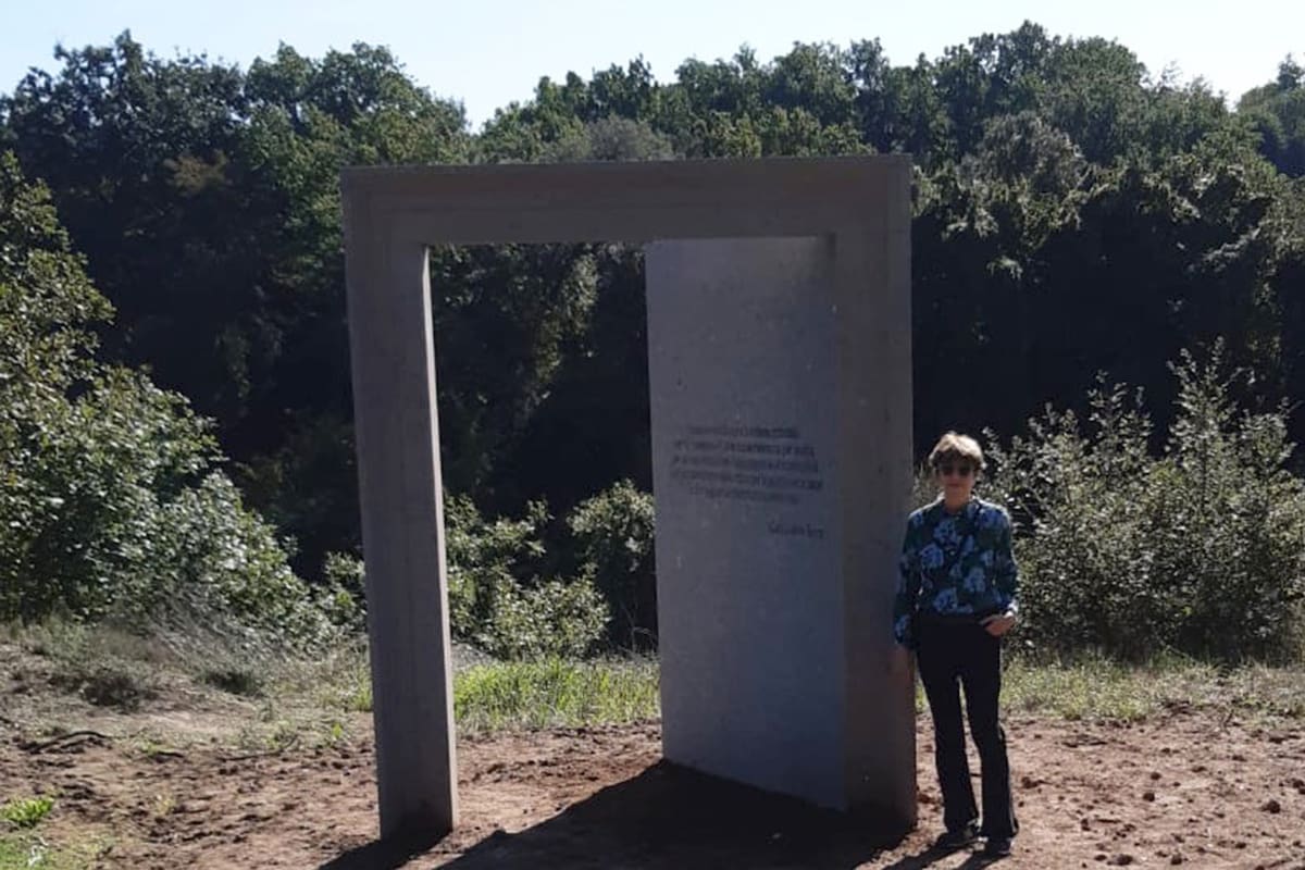La puerta en medio de la naturaleza que la artista argentina Inés Fontenla instaló como símbolo de un renacimiento
