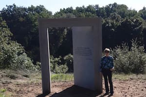 La puerta en medio de la naturaleza que la artista argentina Inés Fontenla instaló como símbolo de un renacimiento