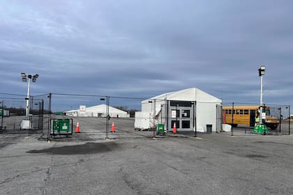 La puerta en un albergue para inmigrantes en el Campo Floyd Bennett, el miércoles 4 de diciembre de 2024, en Nueva York