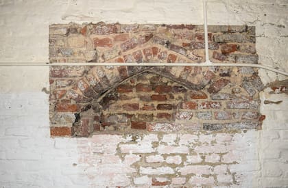 La puerta fue encontrada detrás de dos capas de yeso y una pared de ladrillos