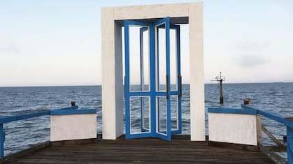 La Puerta Giratoria, obra de arte conceptual de Eduardo Basualdo, 2018, Art Basel Cities