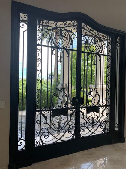 La puerta principal, de reja y vidrio