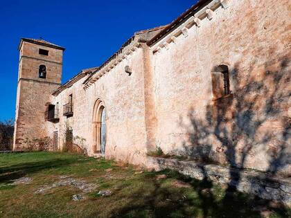 La puerta principal del monasterio de La Monjía