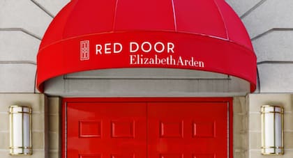 La puerta roja se convirtió en el emblema de los salones de Elizabeth Arden