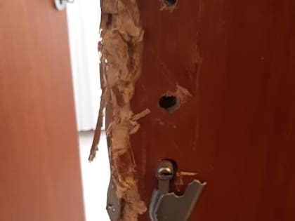 La puerta violentada por los delincuentes