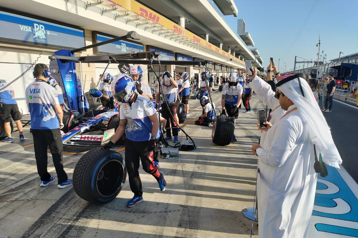 La puesta a punto en el box de Williams para la práctica libre del Gran Premio de Qatar