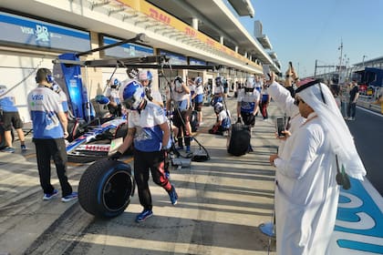La puesta a punto en el box de Williams para la práctica libre del Gran Premio de Qatar