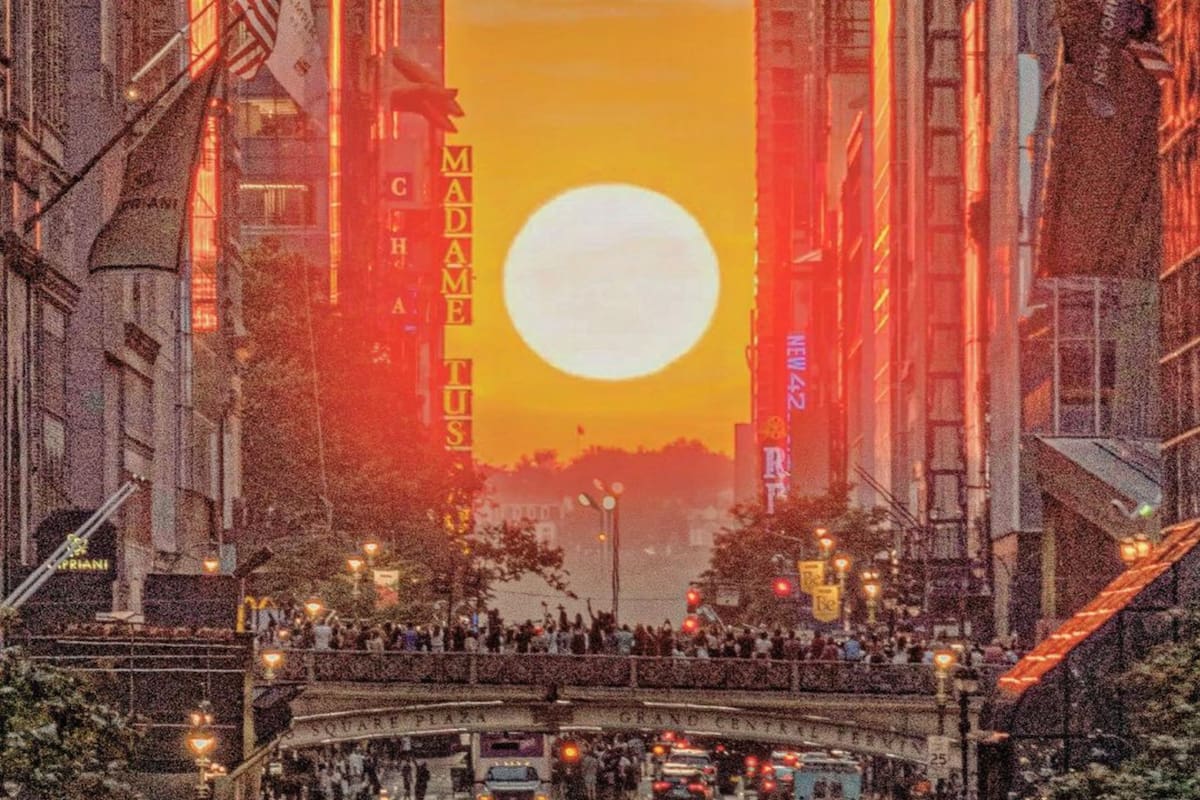 La puesta de sol se alinea con las calles y queda enmarcada por los edificios hacia el oeste