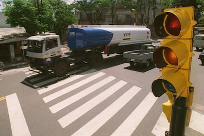 La puesta en marcha de semáforos capaces de interpretar el tránsito y cambiar sus tiempos para agilizar la circulación de vehículos o privilegiar el cruce de peatones tendrá un impacto positivo en el tránsito urbano, dicen los expertos