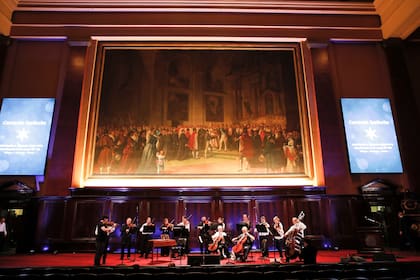 La puesta en valor fue responsabilidad de la Fundaciòn Konex que recolectó más de U$S 250.000 del sector privado; el rector de la UBA anunció que se harán cargo de la reparación de los techos.