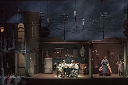 La puesta es impactante y en ella se reflejan tanto el ambiente claustrofóbico como la fuerte carga simbólica de cada elemento