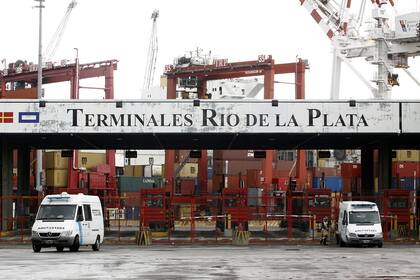La puja entre dos gremios bloquea el movimiento de camiones en el puerto de Buenos Aires y Dock Sud