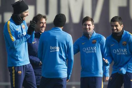 La Pulga junto a Piqué y Luis Suárez