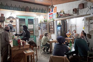 El alcohol recorrió siglos en el país, entre fiestas y excesos
