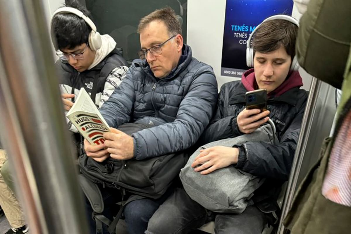 La pulseada de libros versus celular, en un vagón de subterráneo, un día de invierno cualquiera