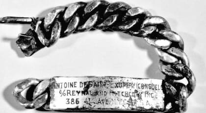 La pulsera de plata con el nombre de Antoine de Saint-Exupéry que el pescador Jean-Claude Bianco encontró frente a Marsella en 1998