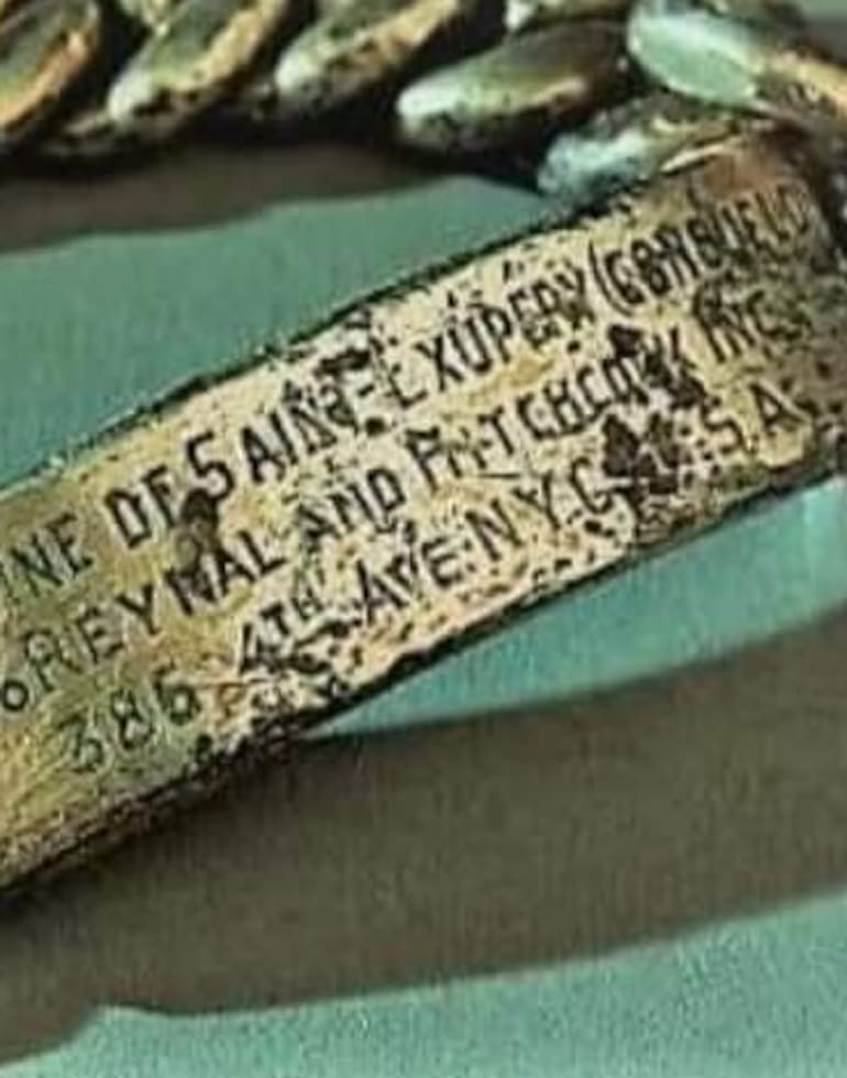 La pulsera de plata con el nombre de Antoine de Saint-Exupéry que el pescador Jean-Claude Bianco encontró frente a Marsella en 1998