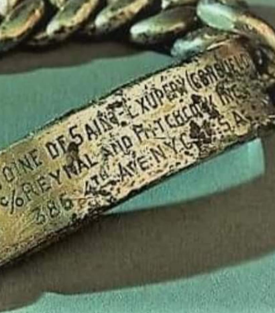 La pulsera de plata con el nombre de Antoine de Saint-Exupéry que el pescador Jean-Claude Bianco encontró frente a Marsella en 1998