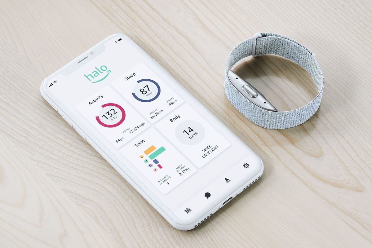 La pulsera Halo no tiene pantalla, y esto le permite ofrecer una autonomía de una semana; junto con la medición del sueño y la actividad física, intenta determinar el estado de ánimo usando micrófonos