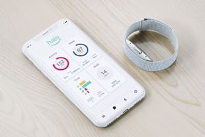La pulsera Halo no tiene pantalla, y esto le permite ofrecer una autonomía de una semana; junto con la medición del sueño y la actividad física, intenta determinar el estado de ánimo usando micrófonos