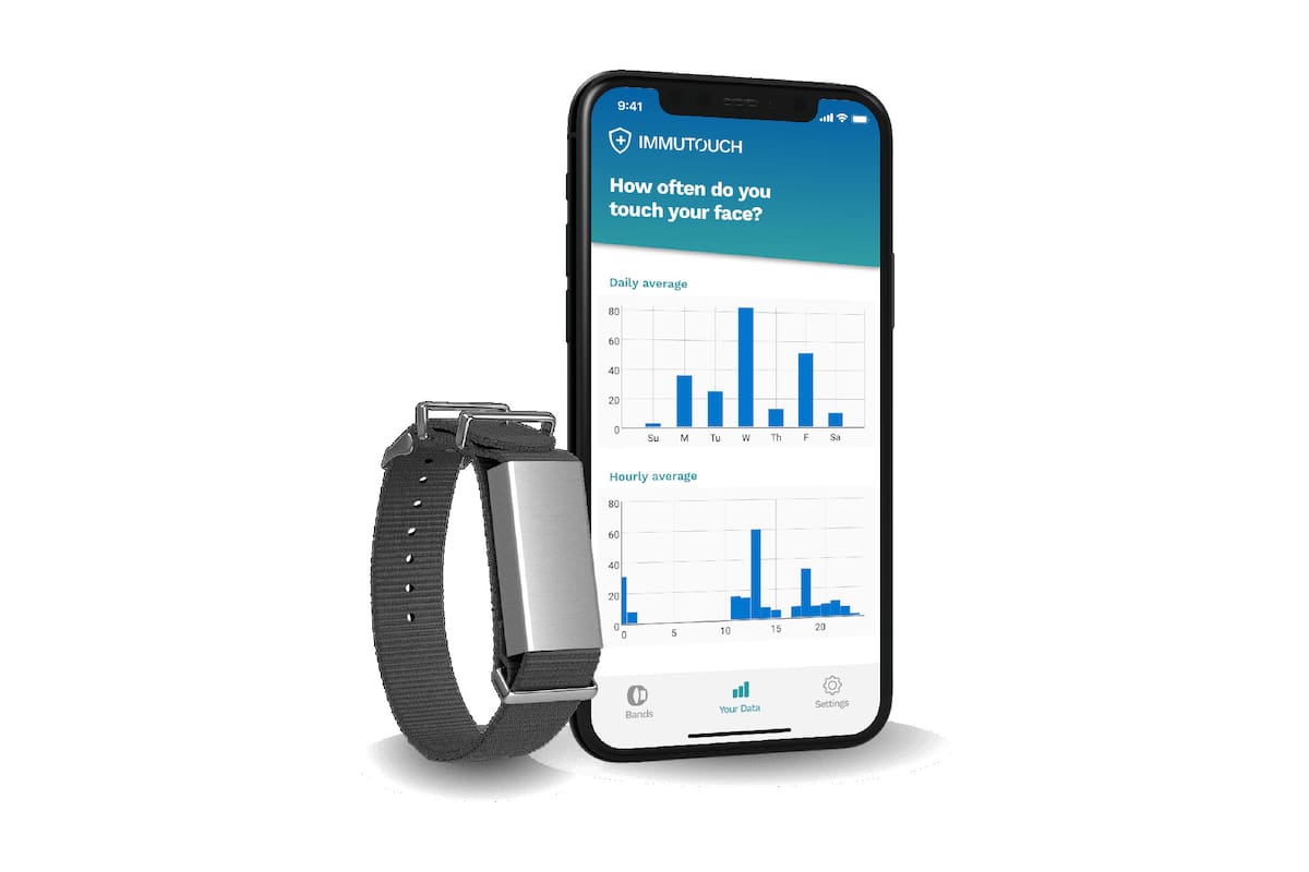 La pulsera Immutouch funciona de forma conjunta con una aplicación móvil que lleva el registro de la cantidad de veces que el usuario puso en contacto su mano con el rostro