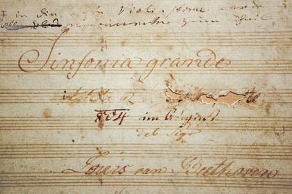 La que se conociera como la Sinfonia Grande Intitolata Buonaparte tiene una violenta rasgadura en el nombre del emperador. Pasaría a conocerse como Sinfonia Eroica