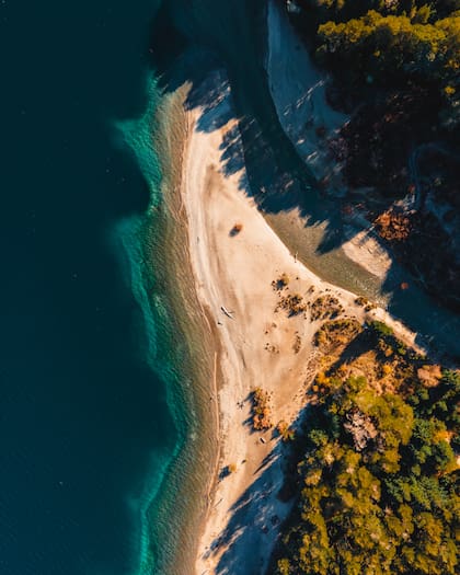 La que se encuentra en la desembocadura del Río Bonito es en gran parte de arena, una rareza en estas latitudes, donde la mayoría son de piedras.