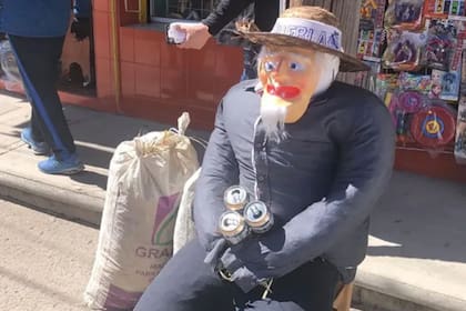 La quema de Año Viejo es una tradición latina que se celebra en Año Nuevo en Estados Unidos (RTCV)