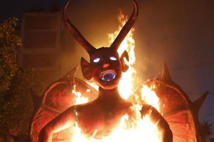 La Quema del Diablo en Guatemala es una tradición que antecede la Navidad y marca el inicio de las celebraciones a la Virgen de la Inmaculada Concepción (Web/igssgt.org)