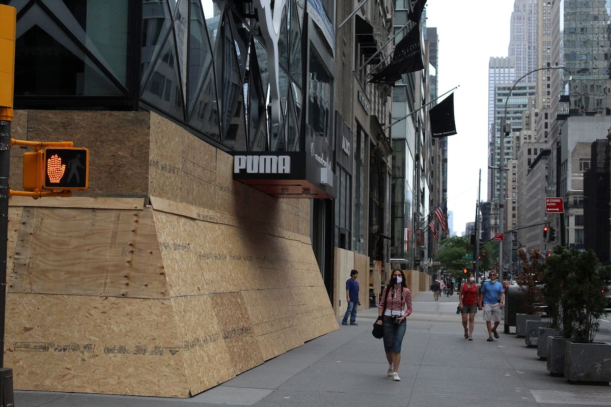 La Quinta Avenida, con locales tapiados después de noches de disturbios en la Gran Manzana