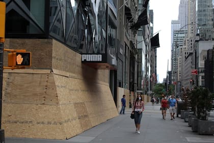 La Quinta Avenida, con locales tapiados después de noches de disturbios en la Gran Manzana