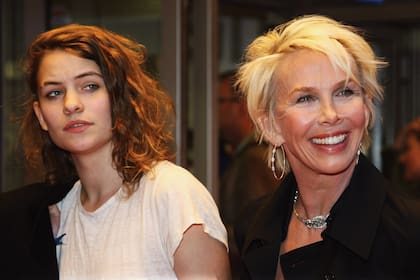 La quinta heredera del artista, la cantante Eliot “Coco” Sumner y su madre, Trudie.