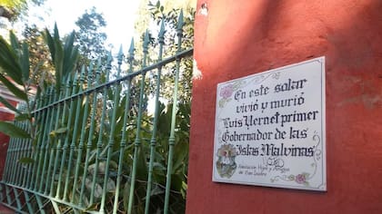 La quinta La Porteña, en el Casco Histórico de San Isidro, tiene un placa que dice "En este solar vivió y murió Luis Vernet, primer gobernador de las Islas Malvinas"