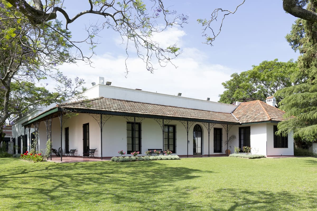 La quinta Los Ombúes hoy, con su galería y mirador a la barranca y al río.