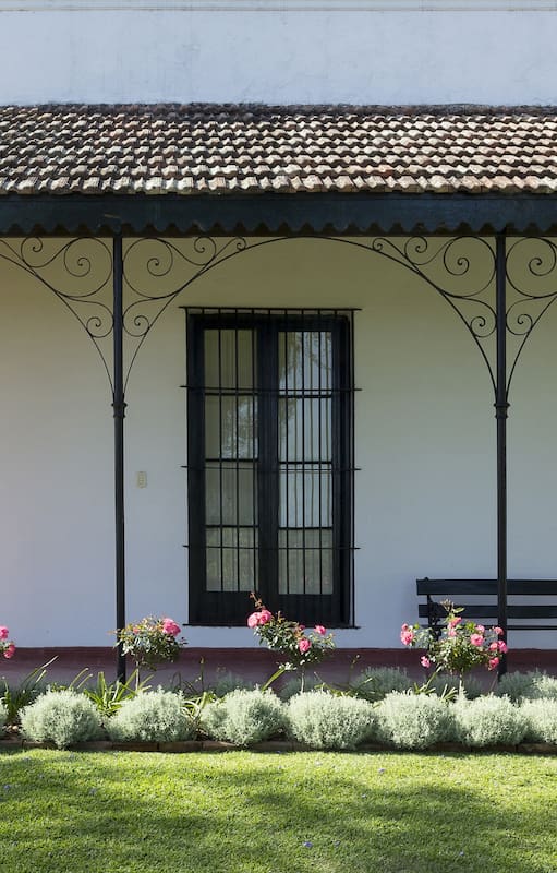 La quinta Los Ombúes hoy, con su galería y mirador a la barranca y al río.